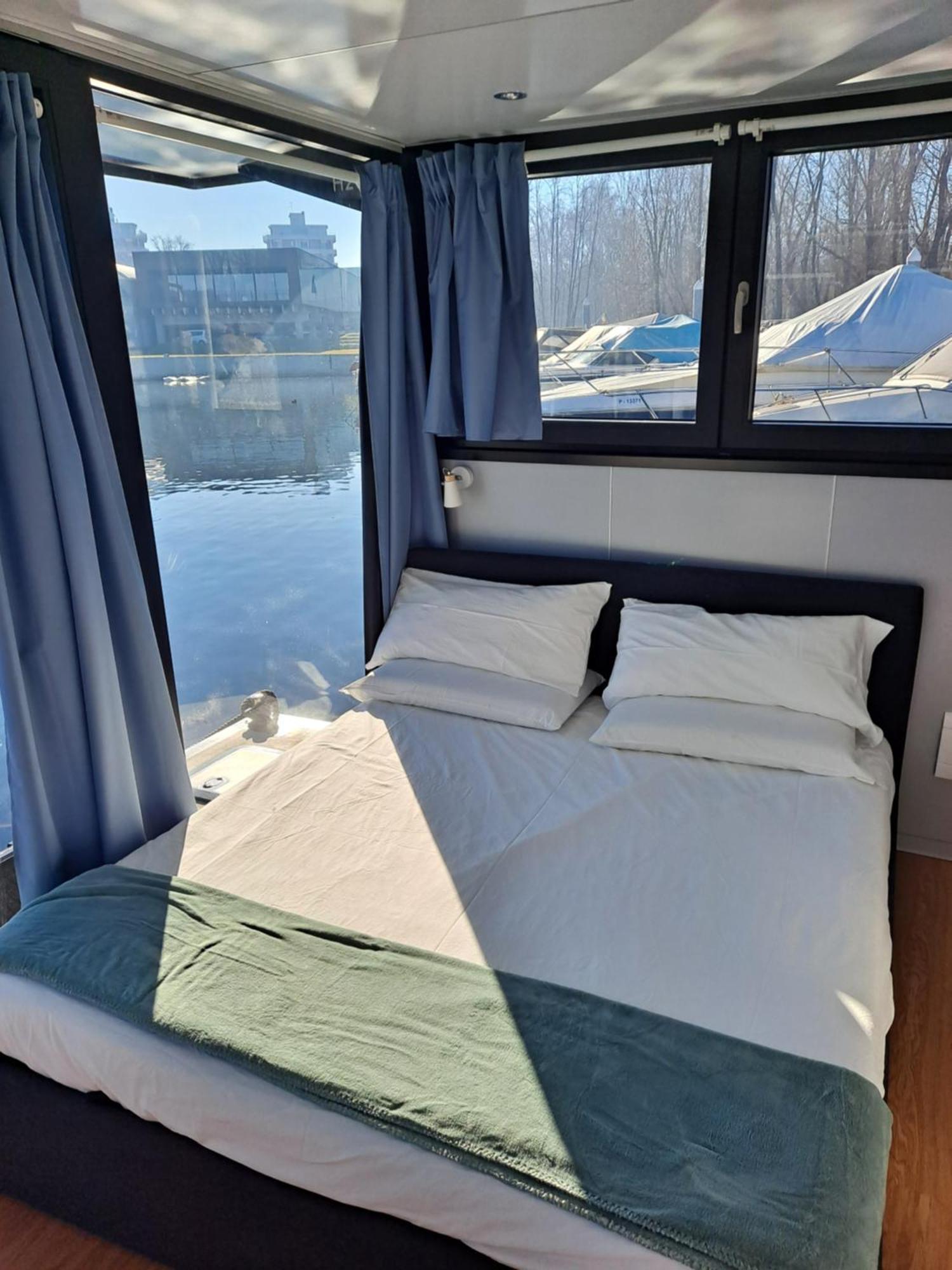Floating Experience Black Pearl, Lago Maggiore Dormelletto Exterior photo