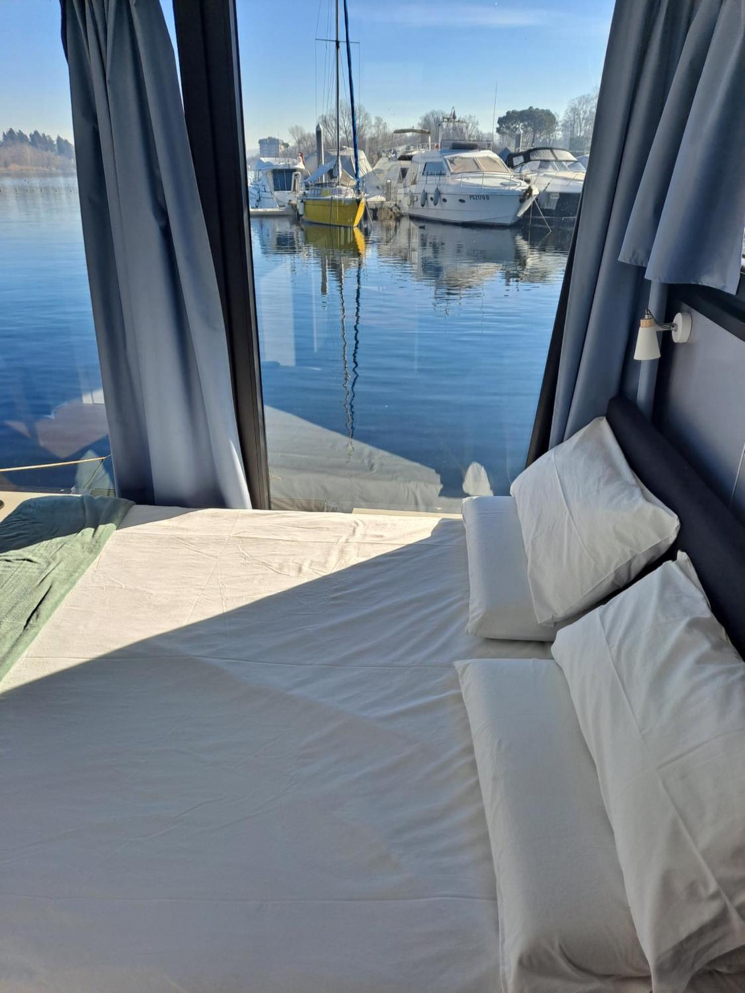 Floating Experience Black Pearl, Lago Maggiore Dormelletto Exterior photo