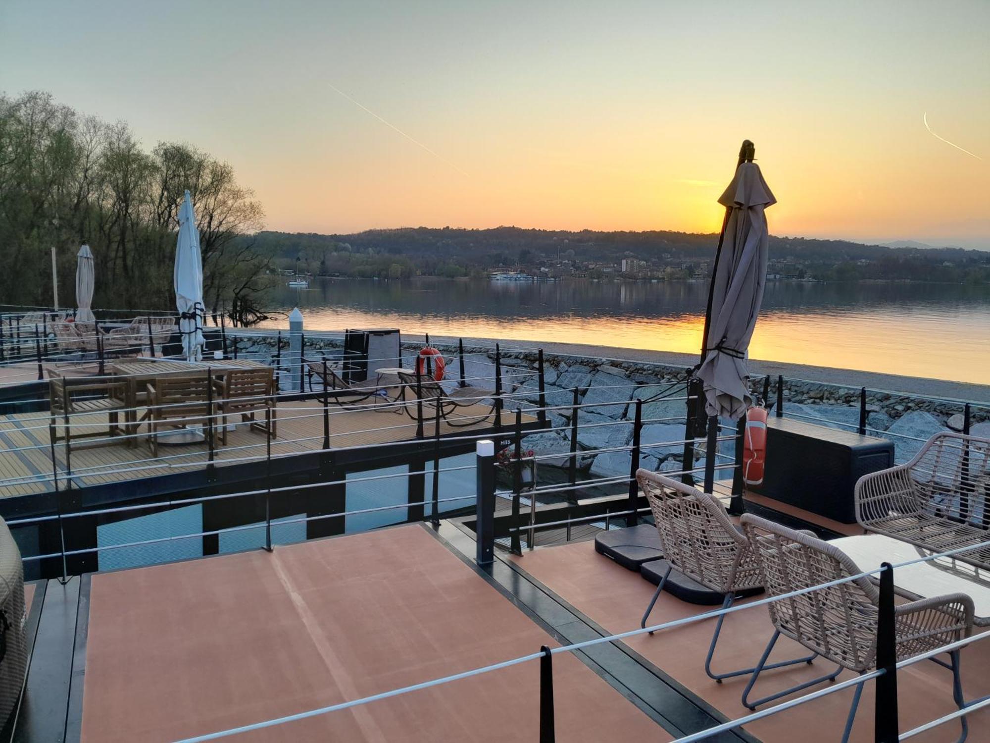 Floating Experience Black Pearl, Lago Maggiore Dormelletto Exterior photo