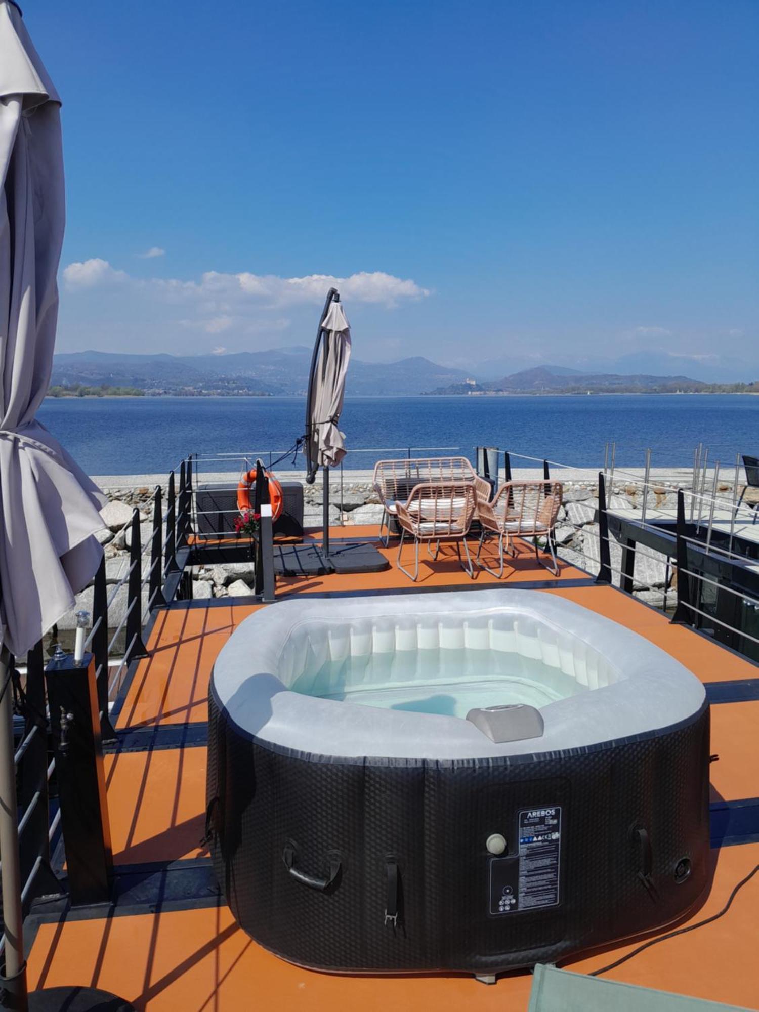 Floating Experience Black Pearl, Lago Maggiore Dormelletto Exterior photo