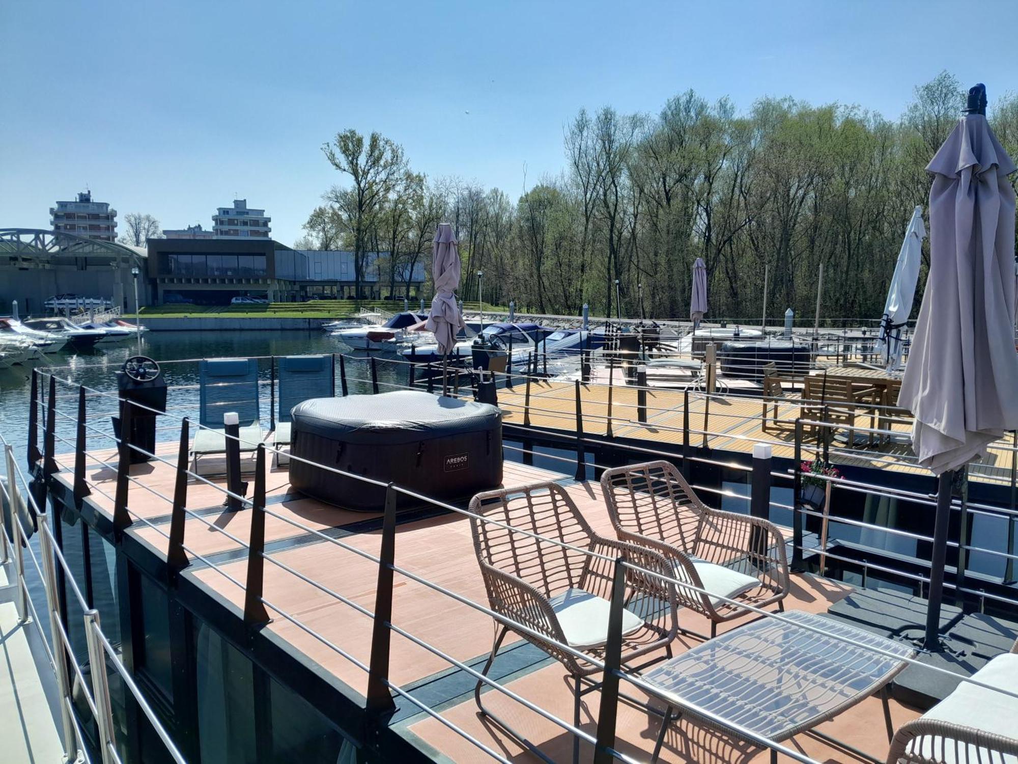 Floating Experience Black Pearl, Lago Maggiore Dormelletto Exterior photo