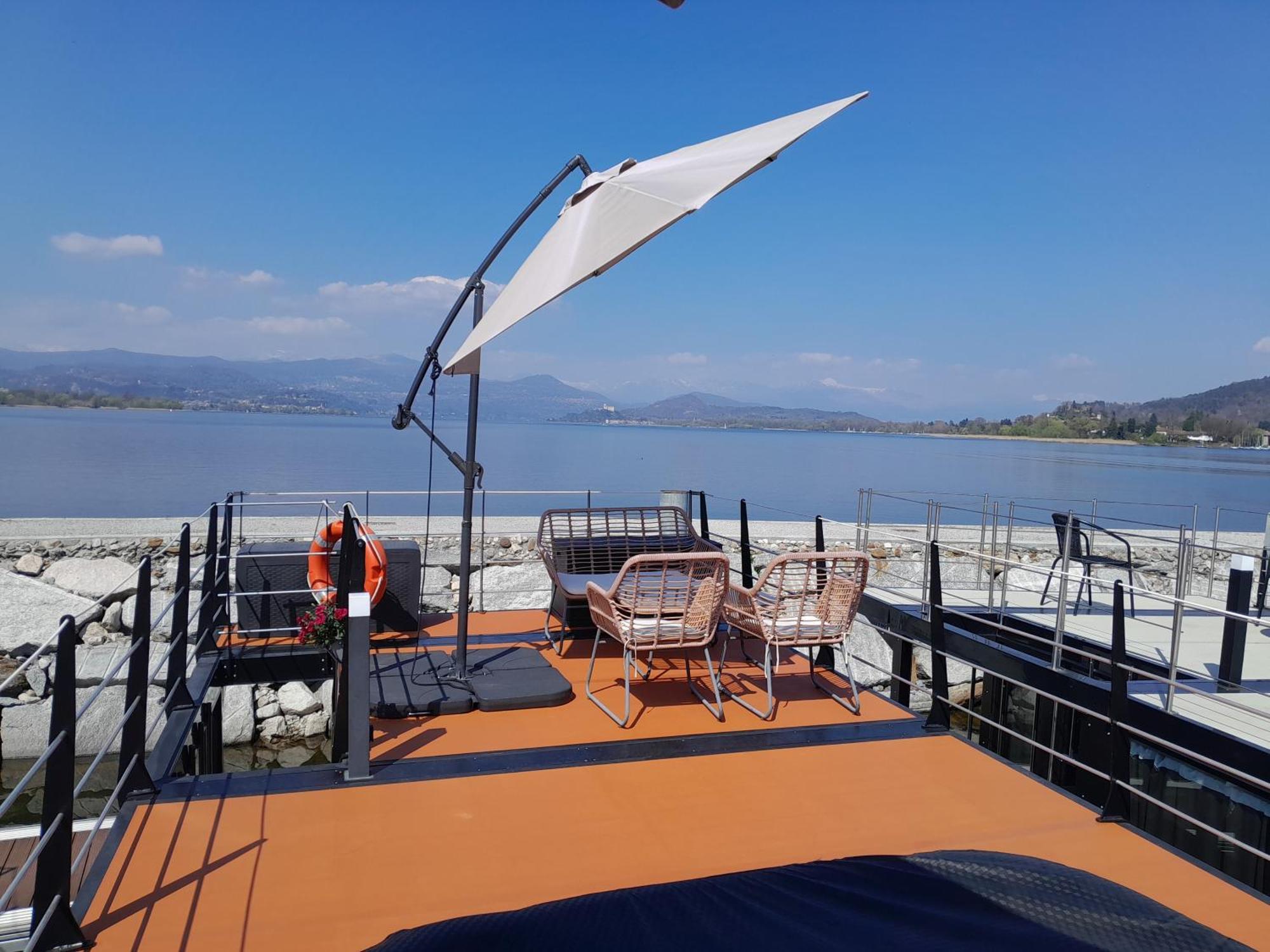 Floating Experience Black Pearl, Lago Maggiore Dormelletto Exterior photo