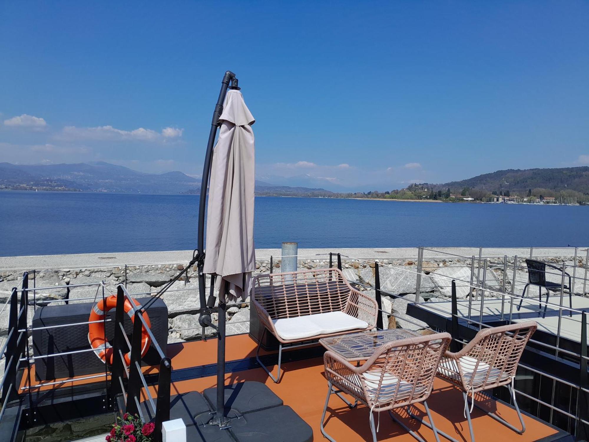 Floating Experience Black Pearl, Lago Maggiore Dormelletto Exterior photo