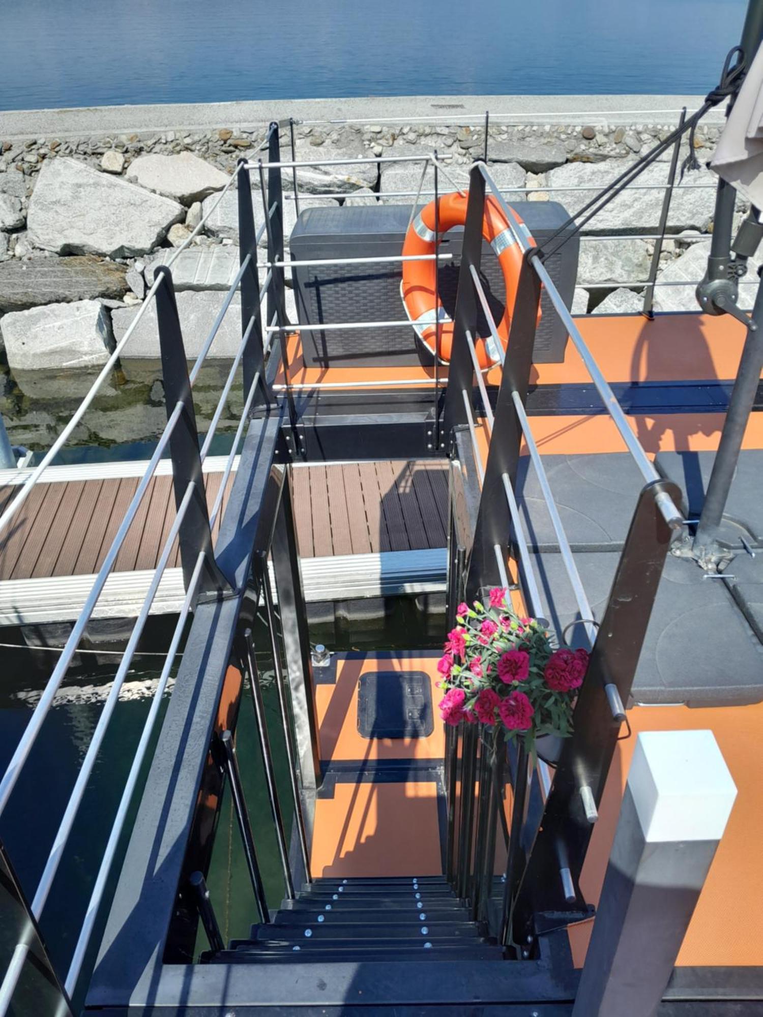 Floating Experience Black Pearl, Lago Maggiore Dormelletto Exterior photo