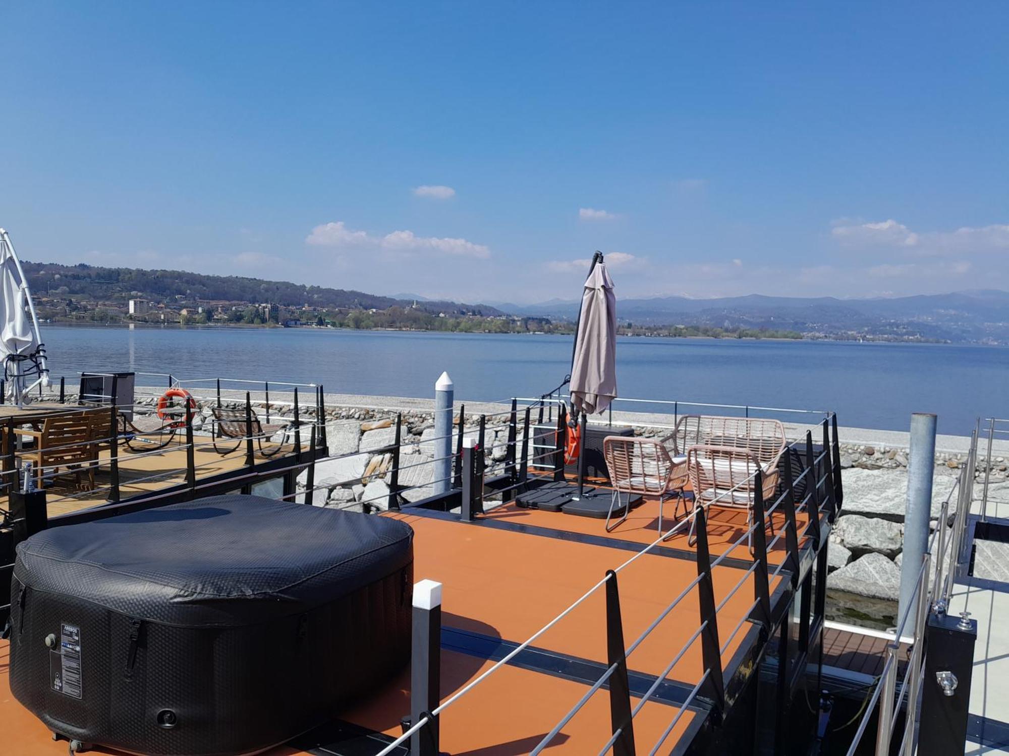Floating Experience Black Pearl, Lago Maggiore Dormelletto Exterior photo