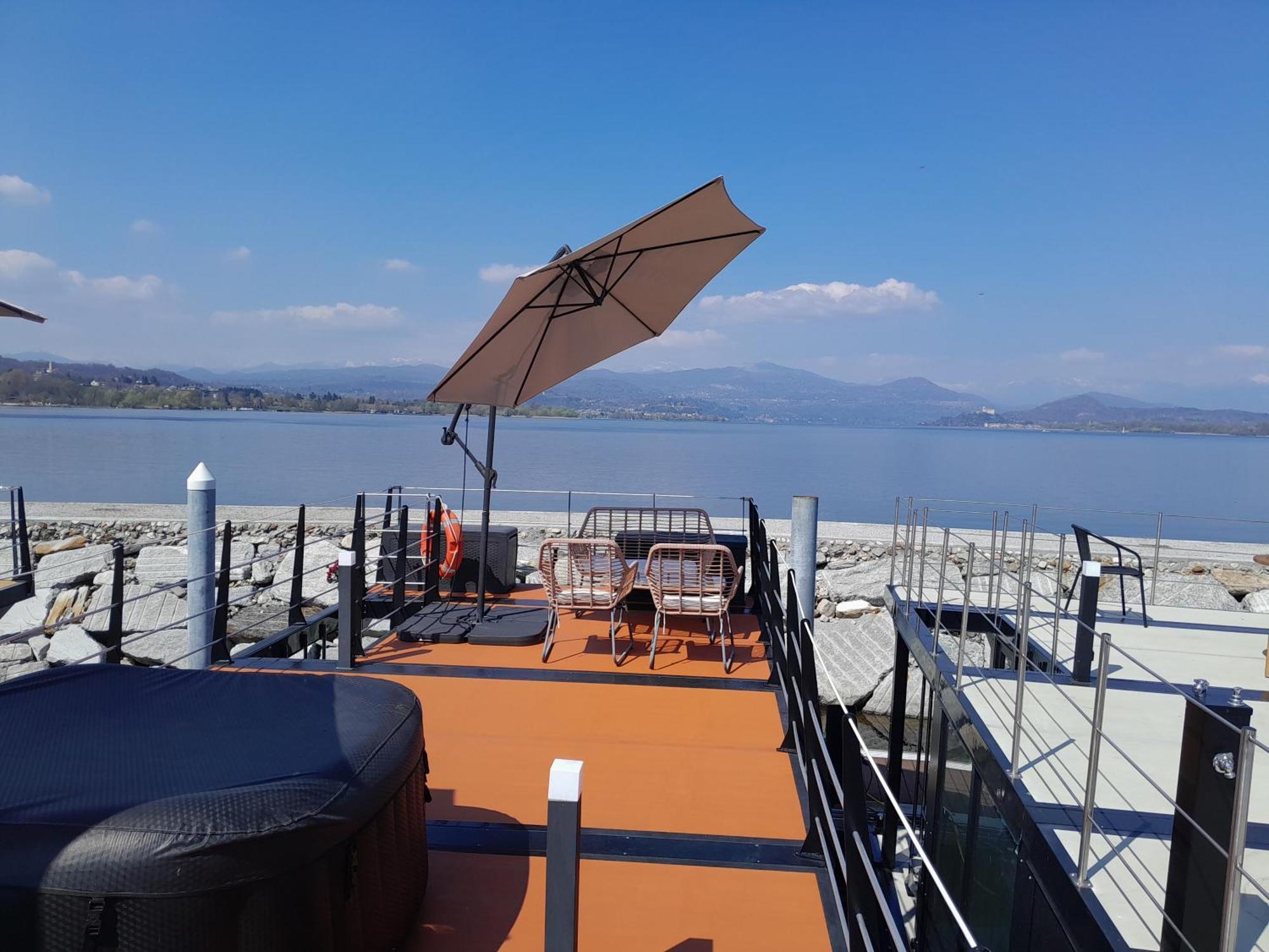 Floating Experience Black Pearl, Lago Maggiore Dormelletto Exterior photo