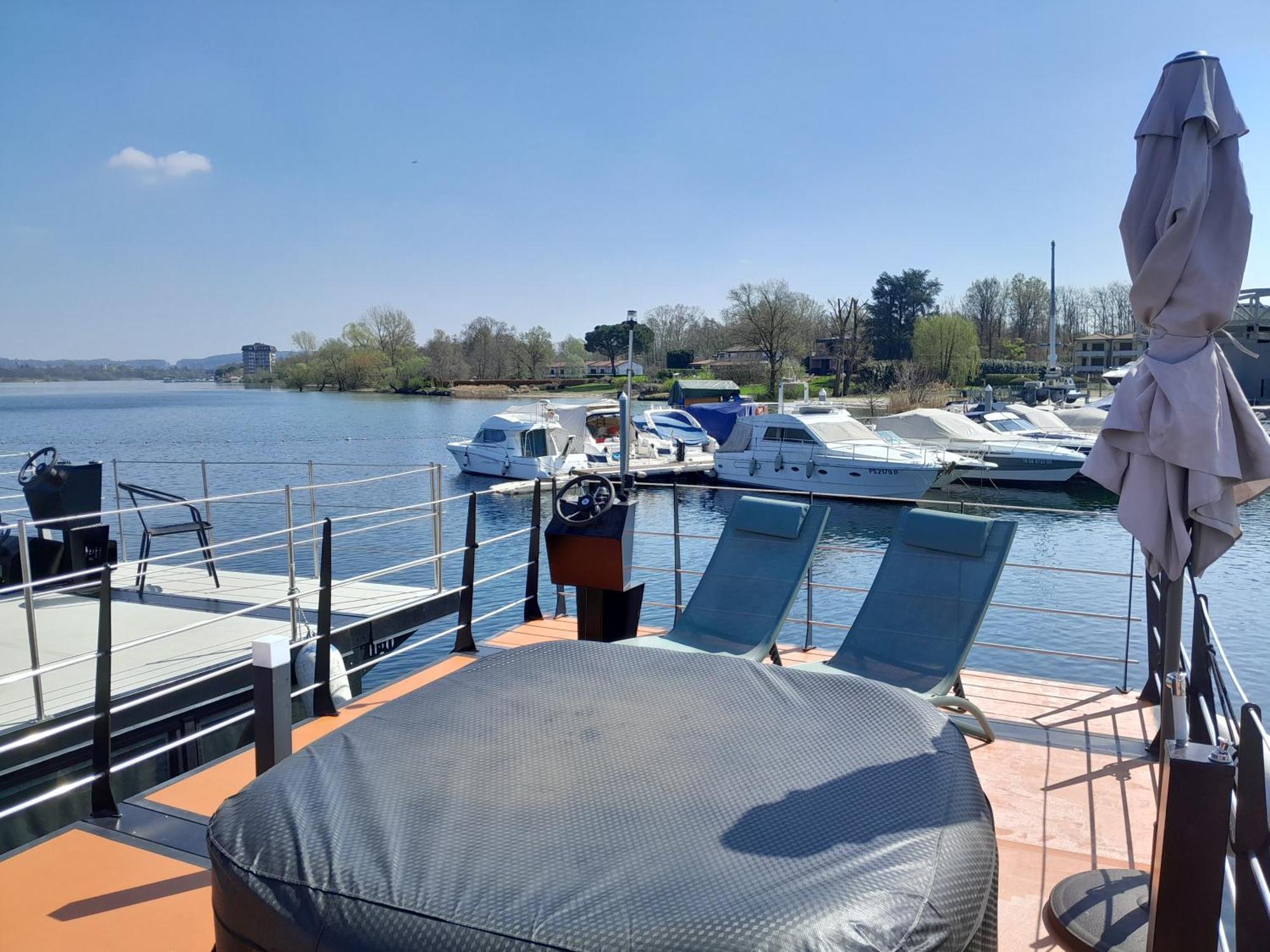 Floating Experience Black Pearl, Lago Maggiore Dormelletto Exterior photo