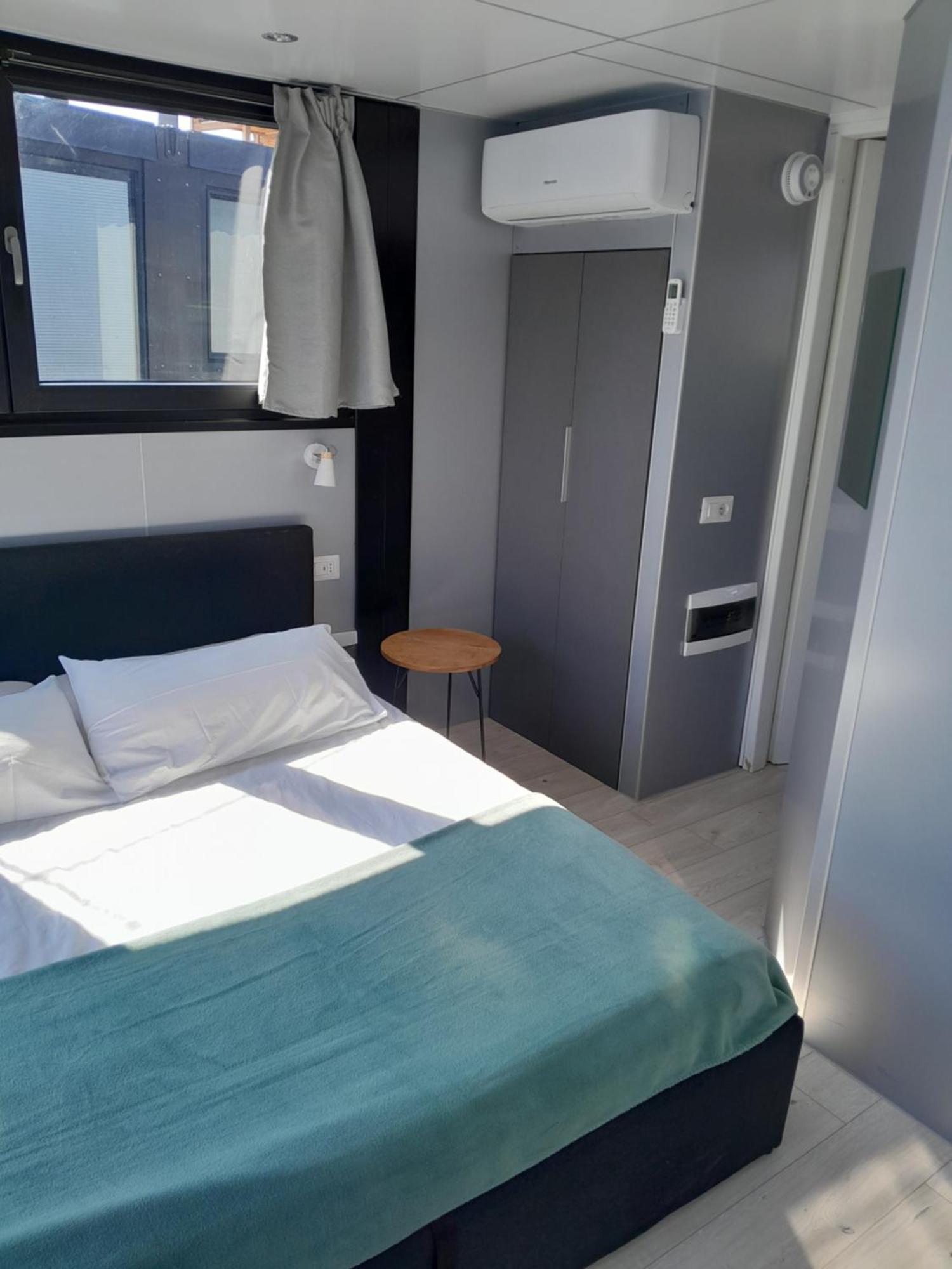 Floating Experience Black Pearl, Lago Maggiore Dormelletto Exterior photo
