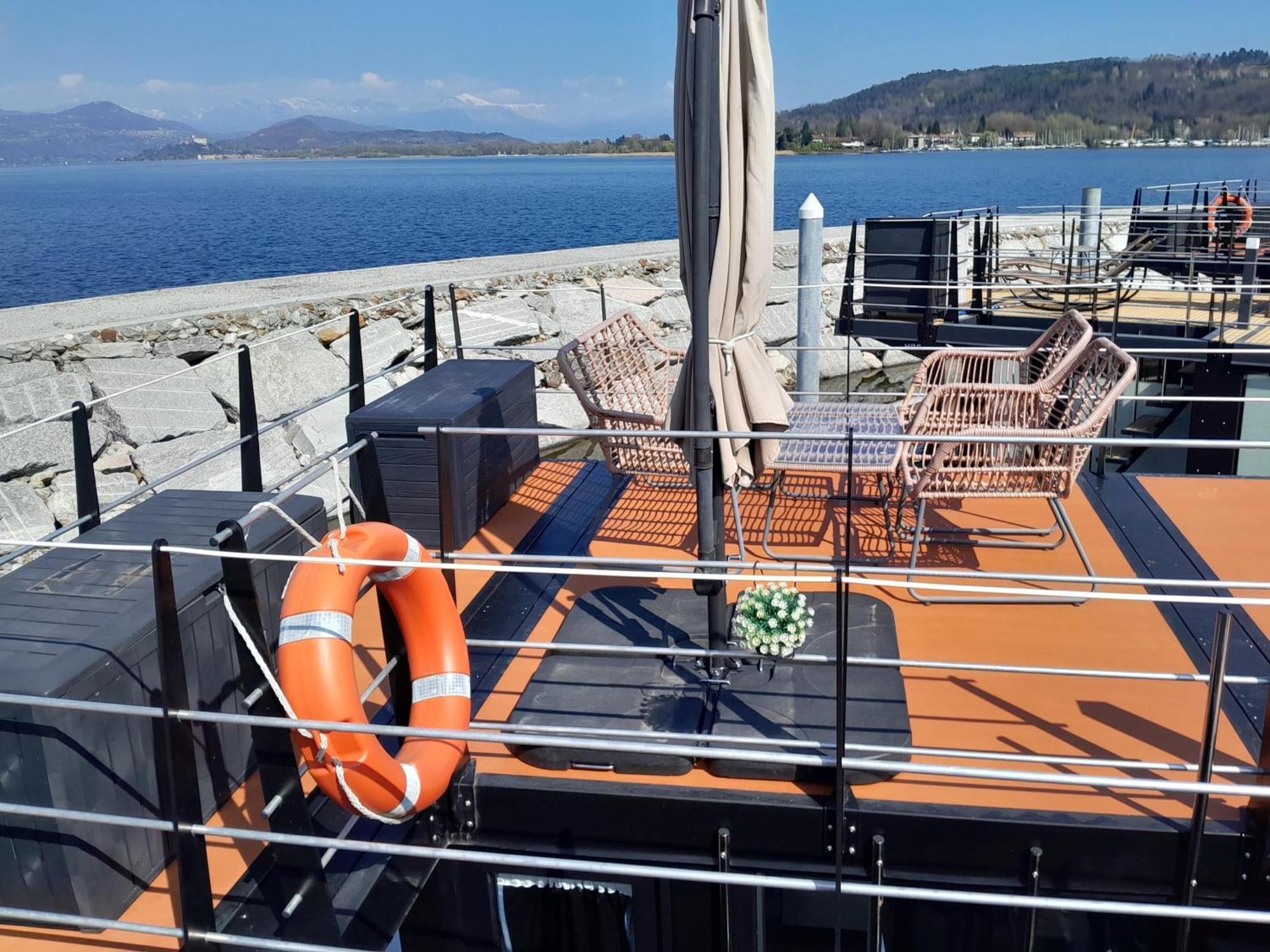 Floating Experience Black Pearl, Lago Maggiore Dormelletto Exterior photo