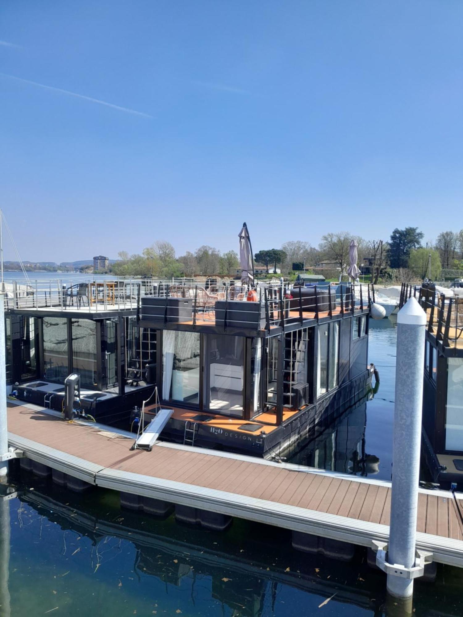 Floating Experience Black Pearl, Lago Maggiore Dormelletto Exterior photo