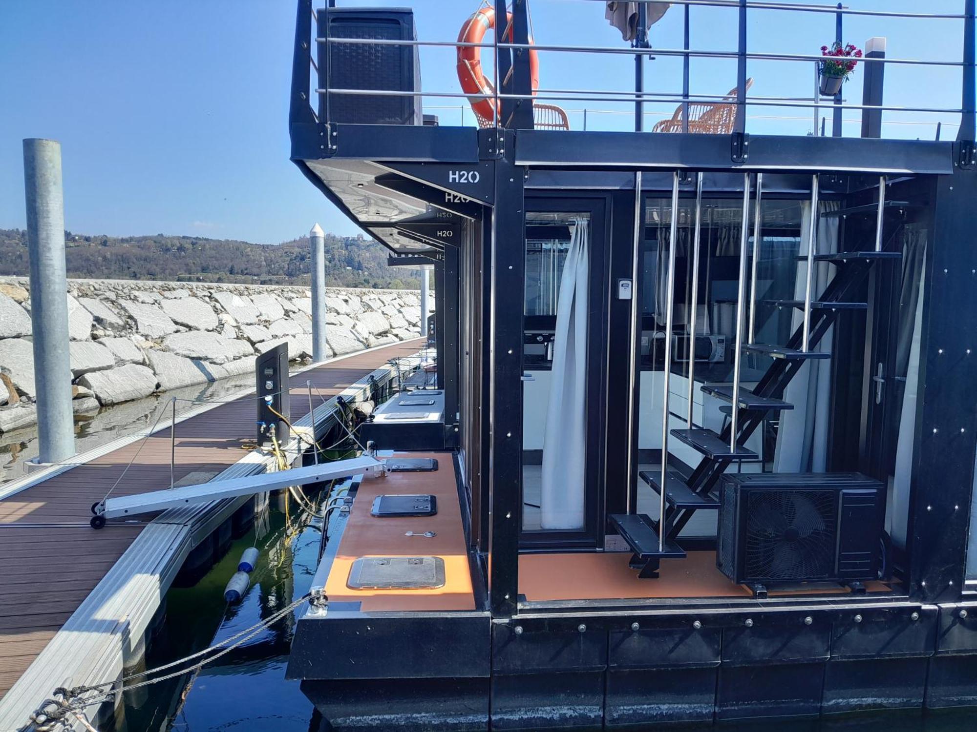 Floating Experience Black Pearl, Lago Maggiore Dormelletto Exterior photo