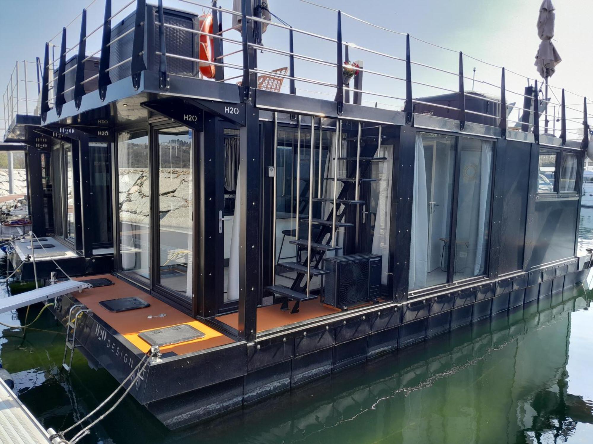 Floating Experience Black Pearl, Lago Maggiore Dormelletto Exterior photo